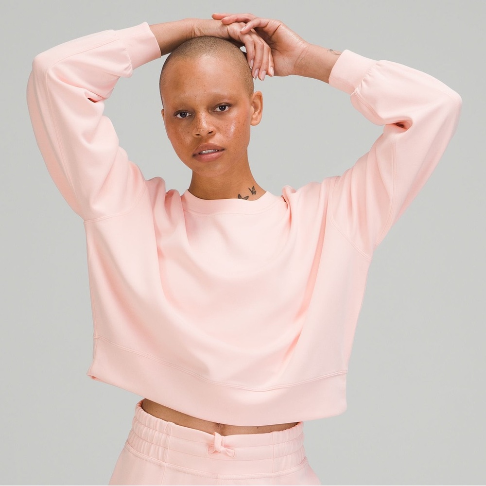 LULULEMON 
PERFECTLY OVERSIZED CROPPED CREW *SOFTSTREME IN PINK MIST
